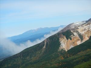 この日も、現場となったおよそ標高1800m付近では、強風が吹きつけ厳しい環境でした。