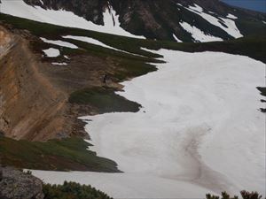 上ホロカメットク山避難小屋付近もまだまだ雪渓が残っています。