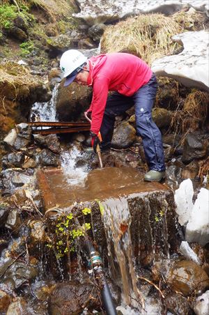 6月28日から使用を開始したのですが、水の出が悪くなったので集水マスに溜まった土砂等を取り除き解消しました。