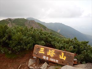 曇り空の十勝岳連峰ですが、多くの登山者を見かけました。