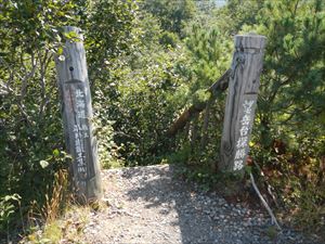 歩道入口は駐車場のすぐ脇にあり、起伏も少なく気軽に散策できるコースとして知られています。