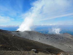 十勝岳の肩手前で62-Ⅱ火口からの噴煙を真横に見ました。
