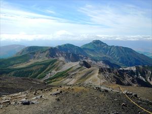 十勝岳の肩から富良野岳を望みます