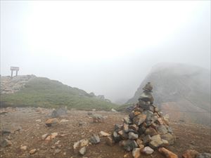 上富良野岳山頂は、富良野岳方面と上ホロ方面の分岐となっています。