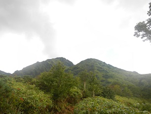 半面山から見た雲峰山（右）と芦別岳（左）