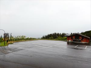 先週から、駐車台数が多い十勝岳温泉駐車場ですが、本日は悪天候の為、駐車場の利用もありません。