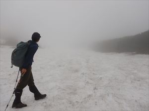 上ホロ分岐から上富良野岳山頂までの間では、残雪が残っています。