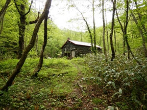 ユーフレ小屋までの道は、地元山岳会により整備されていますが、過去に事故が起きていますので、通行には細心の注意をお願いします