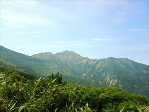 青空に広がる十勝岳連峰