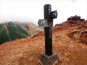 出発時は蒸し暑い気温でしたが、山頂に到着すると冷たい風が吹いていました。