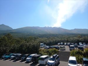 雲ひとつない快晴です。駐車場は満車状態です。