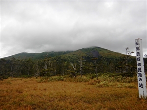 富良野岳山頂は雲に覆われており湿原は静寂