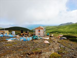 上ホロカメットク山避難小屋再整備工事が行われています。