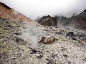 噴気孔から立ち上る水蒸気