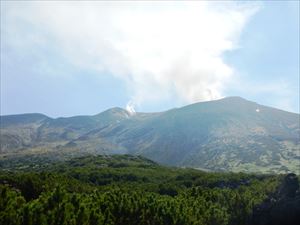 十勝岳は噴煙をあげる活火山ですので、入山される際は事前に火山情報を確認してください。