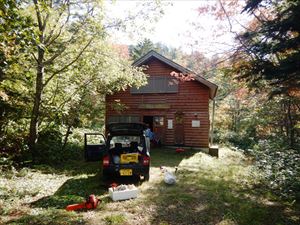 原始ヶ原歩道の維持・整備作業を行っている富良野山岳会の方々が、山小屋（ニングルの森管理棟）の清掃、薪の補充、冬囲い作業を行っていました。