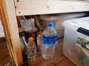 十勝岳避難小屋の中に、飲みかけのペットボトルやたばこの吸い殻などのゴミが放置されていました。