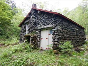ユーフレ小屋は、先日、富良野山岳会により屋根のペンキが塗り替えられました。