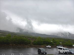 十勝岳連峰は厚い雲に覆われていて、駐車場の台数も僅かでした。