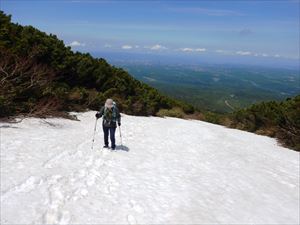 三段山の歩道には、まだ雪渓が多く残っているため冬山装備が必要です。