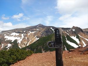 三段山山頂では多くの人が休憩していました。