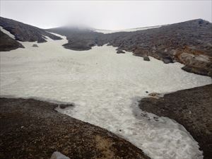 十勝岳山頂近くには、雪渓があります。