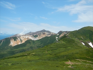 富良野岳肩分岐から十勝岳連峰、旭岳が見えました