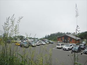 夏休みシーズンに入り駐車場は朝から多くの車が停まっていました。