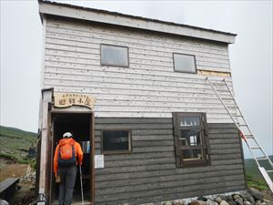 上ホロカメットク山避難小屋です。