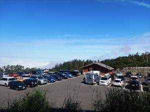 連休に入り、天気が良く駐車場には多くの車が停まっていました。