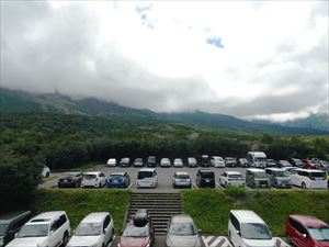 望岳台駐車場は多くの車が停まっていました。