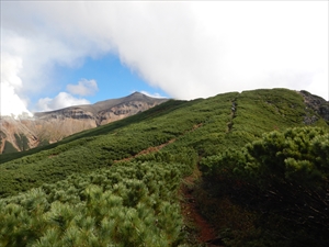 三段山山頂は、日差しはありましたが気温が低かったので、休憩時は、身体を冷やさないように、防寒対策をお願いします。