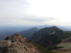 手前から、ポントナシベツ岳、鉢盛山、夕張岳