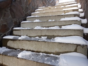 階段には雪が積もっていました