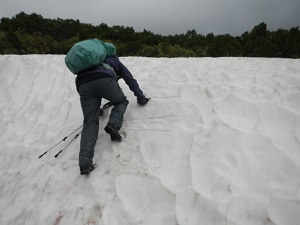 急斜面の雪崖