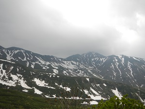 歩道上から望む富良野岳