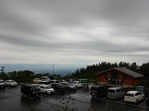 比較的空いている十勝岳温泉駐車場