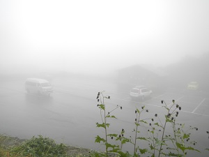 霧の立ち込める十勝岳温泉駐車場