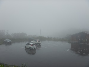 霧に包まれた十勝岳温泉駐車場