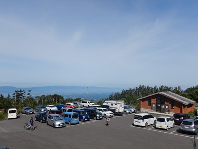 賑わう駐車場の様子