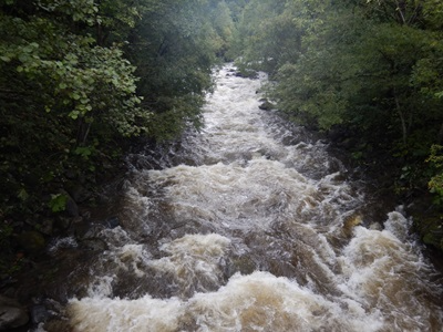 水量が増え濁った布部川の様子