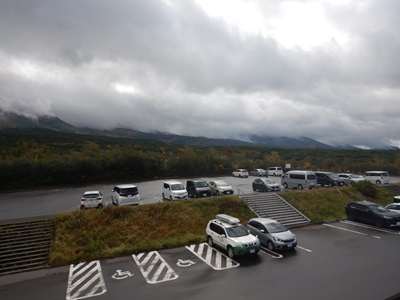 比較的空いている望岳台駐車場の様子