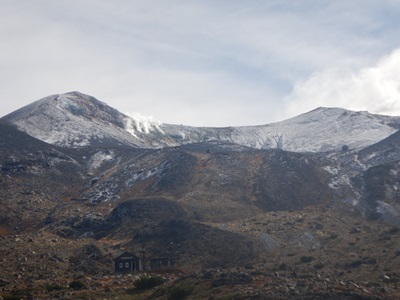 冠雪の十勝岳とその手前の避難小屋