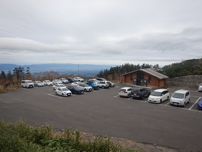 比較的空いている十勝岳温泉駐車場の様子