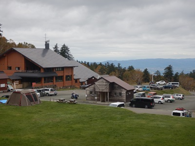 比較的空いている白銀荘駐車場の様子