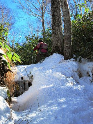 雪の積もっているところの登山者の足跡