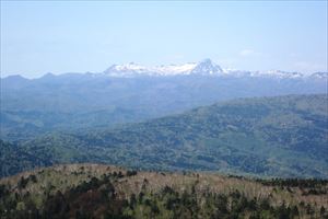 坊主山山頂から夕張岳を眺望