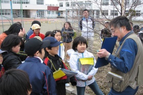 釧路湿原森林環境保全ふれあいセンターの職員の説明を聞く小学生