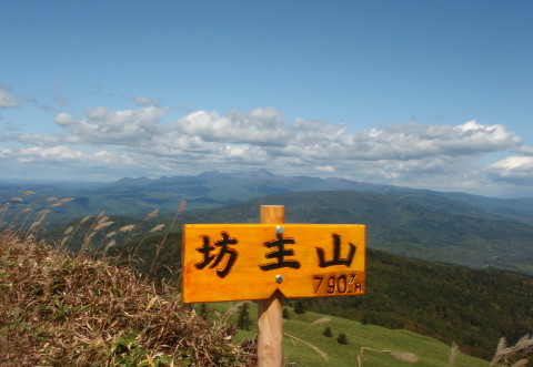 山頂看板奥に夕張山系を眺望