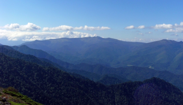 支湧別岳山頂から平山を望む